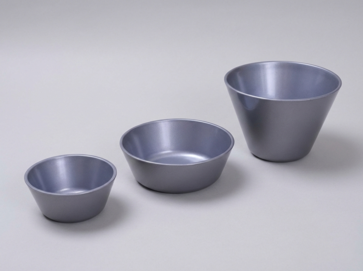 Potes plásticos apilados para postres o salsas