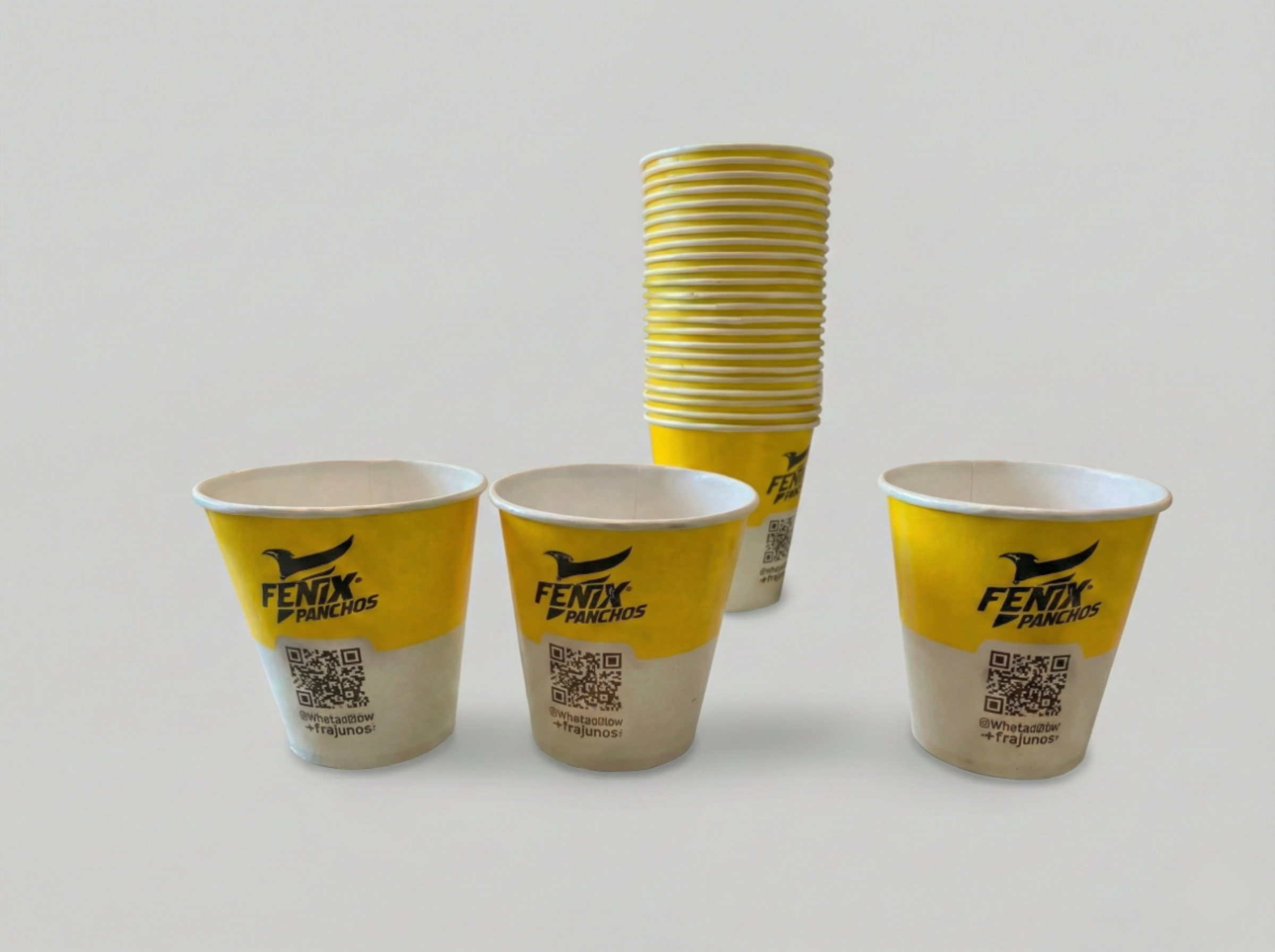 Vasos de papel de diferentes tamaños